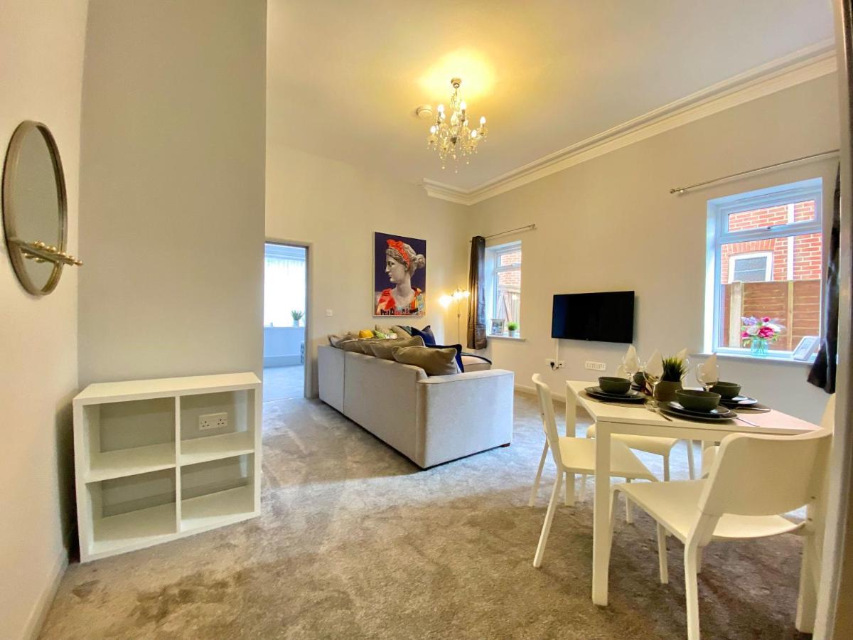 Seaside Haven: Beachfront Apartment with Modern Comforts Bournemouth Exterior photo