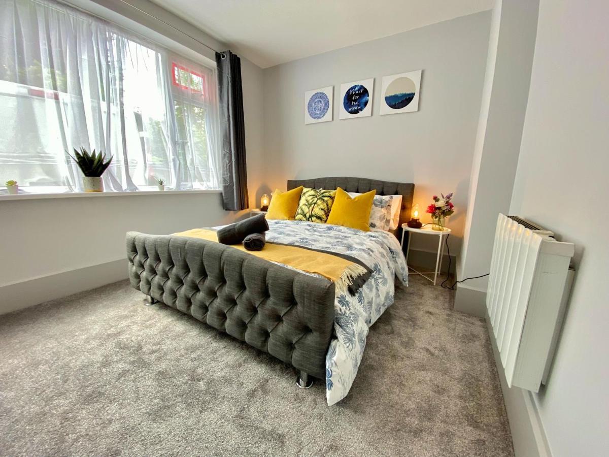 Seaside Haven: Beachfront Apartment with Modern Comforts Bournemouth Exterior photo